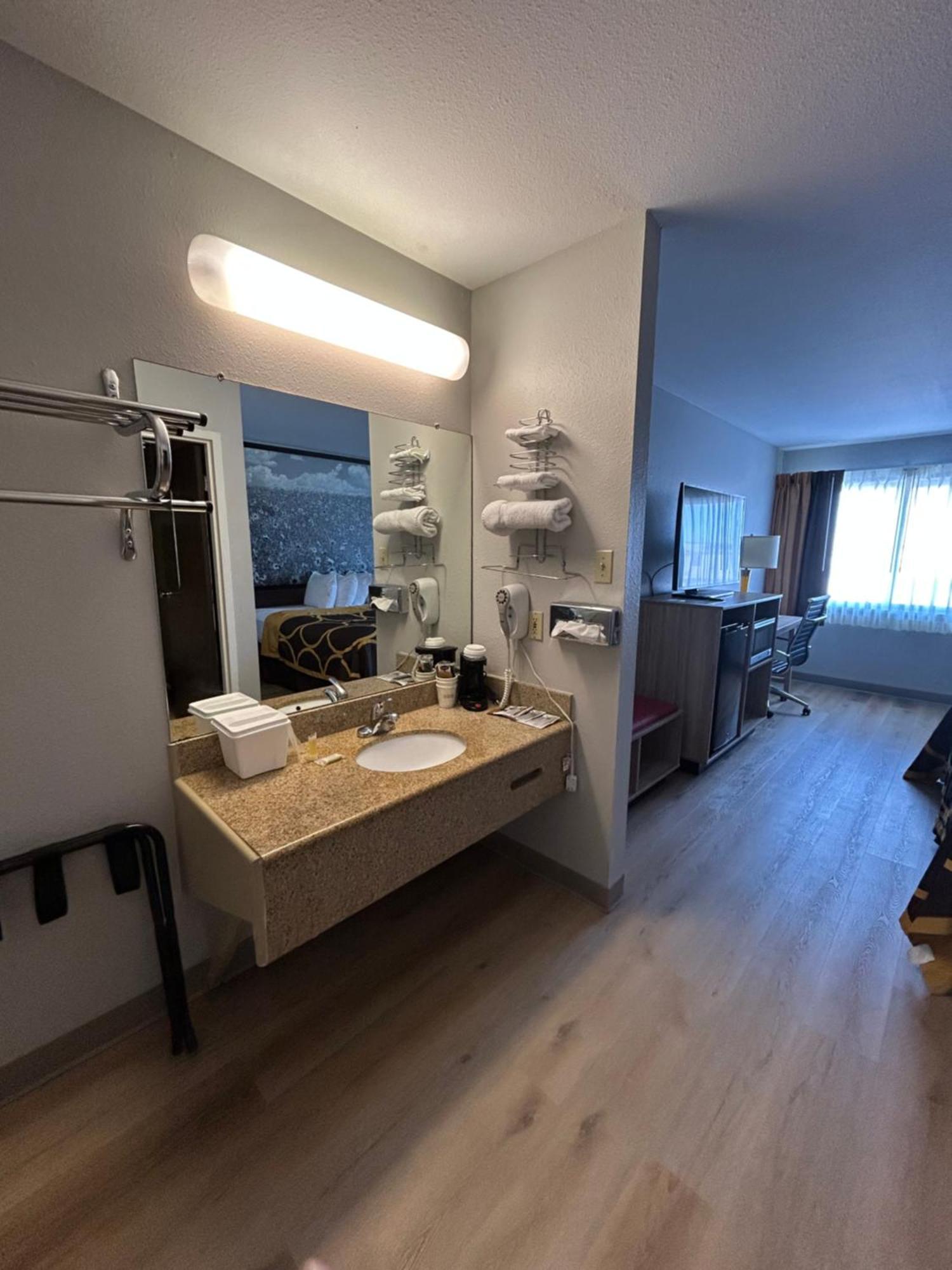 Super 8 By Wyndham Sterling Co Hotel Екстериор снимка