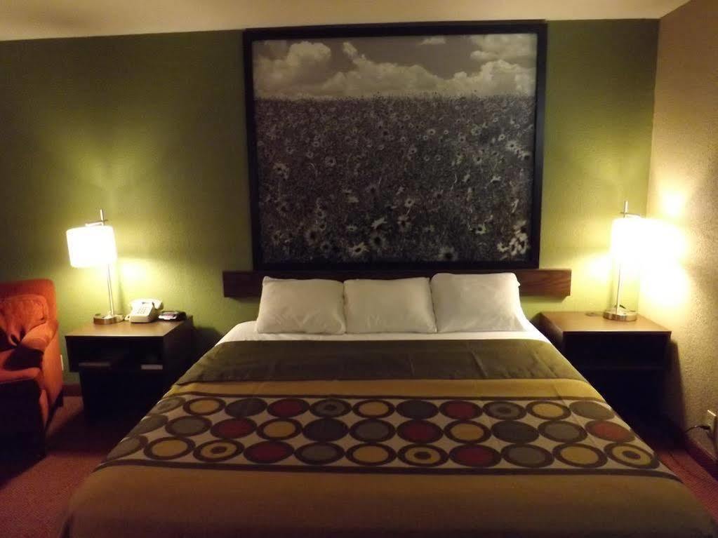 Super 8 By Wyndham Sterling Co Hotel Екстериор снимка