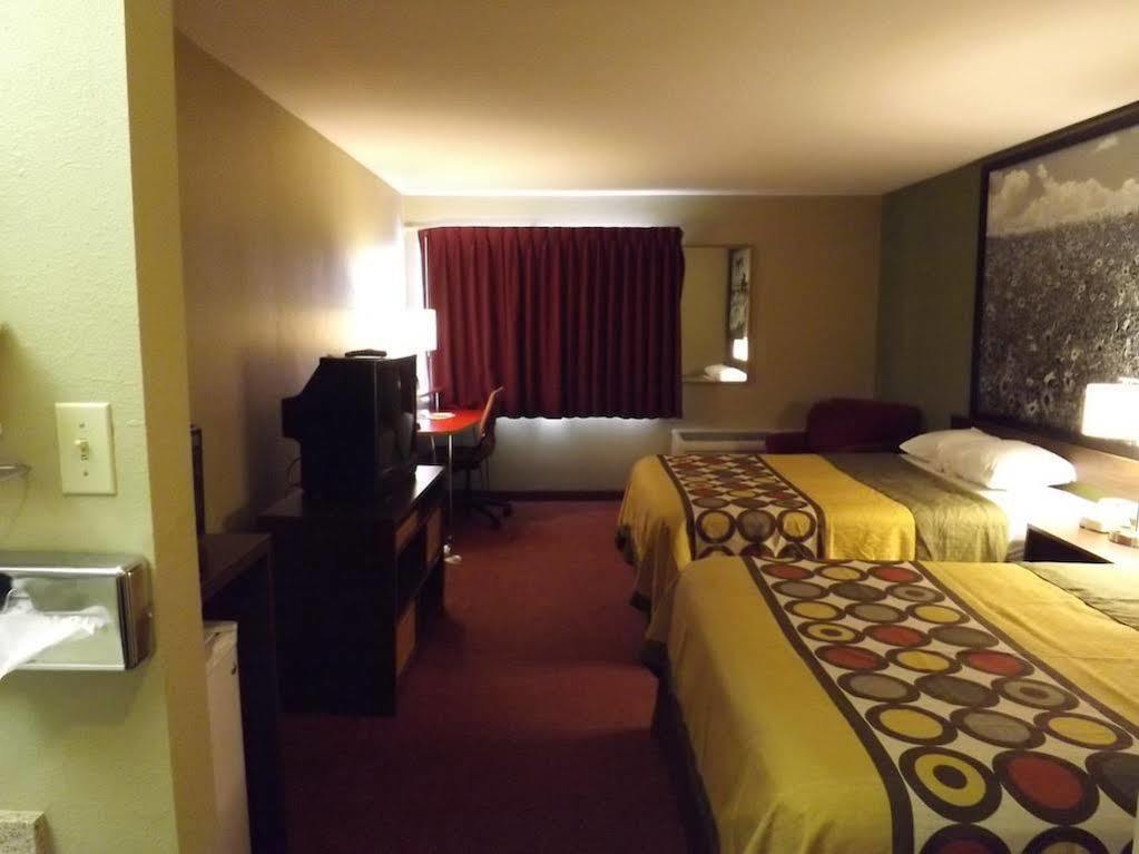 Super 8 By Wyndham Sterling Co Hotel Екстериор снимка